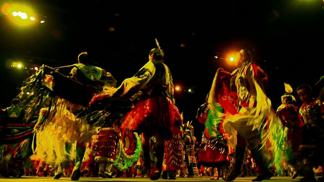 WS美国印第安妇女舞者展示她们的舞蹈风格在盛大的入场仪式/印第奥，加利福尼亚州，美国视频素材