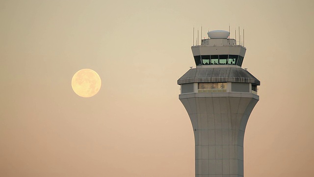 高清机场控制塔与月亮视频下载
