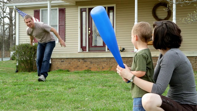 年轻的家庭打棒球视频下载