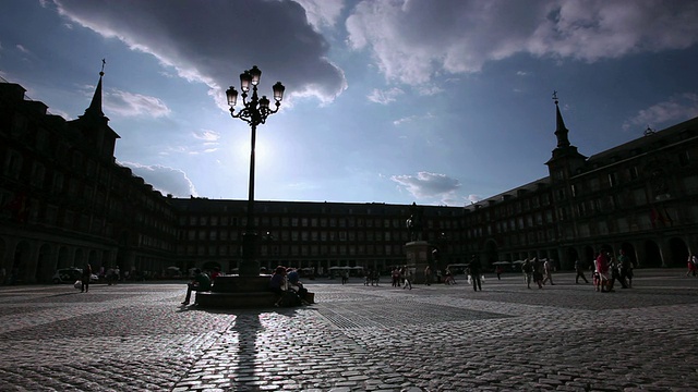 日落时分，行人穿过市长广场/西班牙马德里视频素材