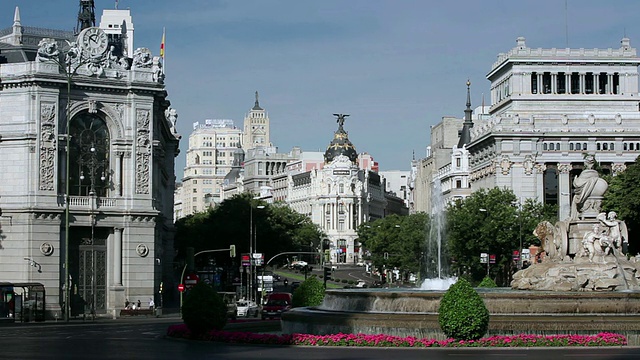 西班牙马德里Cibeles广场的WS交通状况视频素材