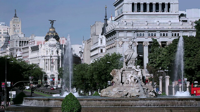 路过西班牙马德里Cibeles广场的Cibeles喷泉的车辆视频素材