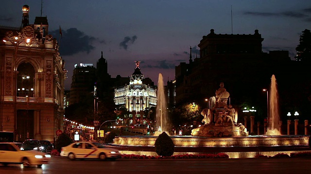 黄昏时分，西班牙马德里的Cibeles广场和Fuente de la Cibeles交通繁忙视频素材