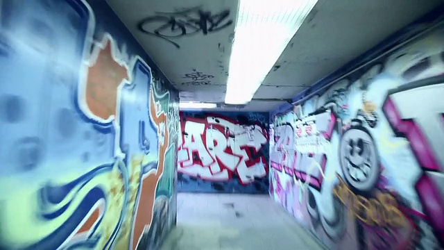 快速穿过涂鸦隧道/西班牙马德里视频素材