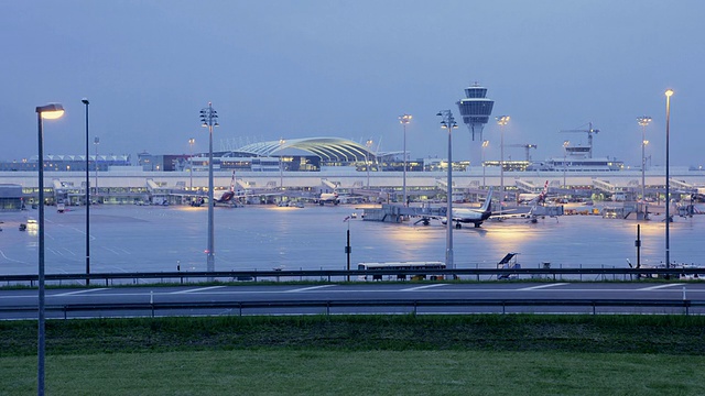 黄昏时分的慕尼黑机场/德国巴伐利亚州慕尼黑视频素材