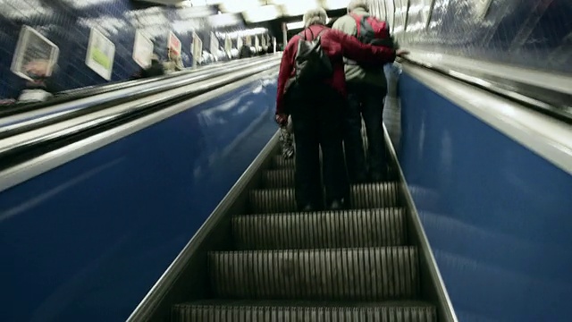 通过地铁站隧道和自动扶梯上行/慕尼黑，巴伐利亚，德国视频素材