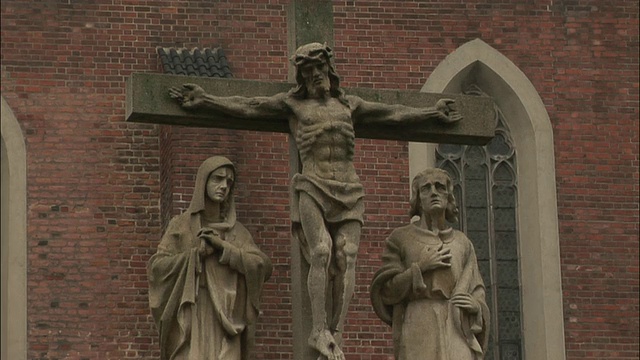 波兰格罗高教堂前的十字架视频下载