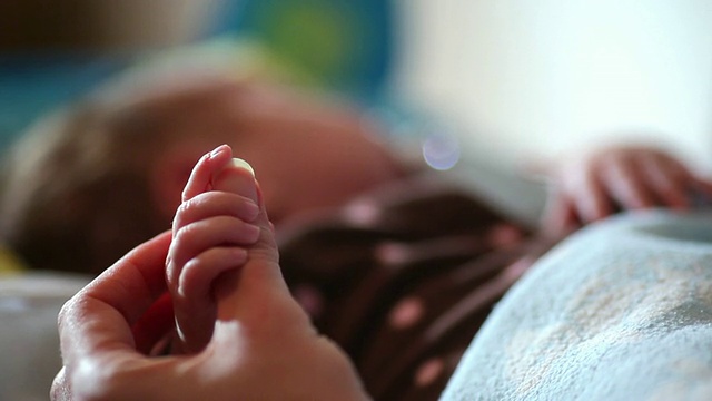 母亲的手和新生的女婴视频素材