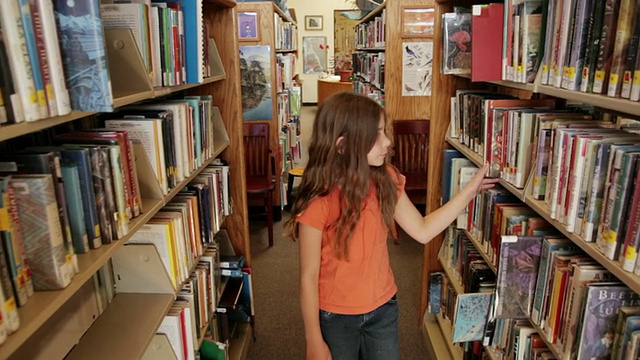 美国亚利桑那州弗拉格斯塔夫图书馆，MS TS女孩在书架之间行走视频素材