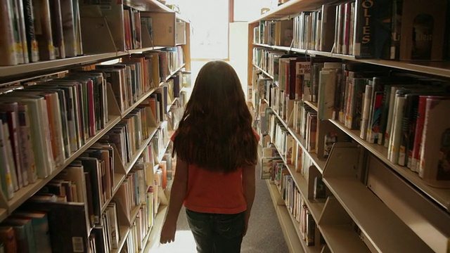 美国亚利桑那州弗拉格斯塔夫图书馆，MS TS女孩在书架之间行走视频下载