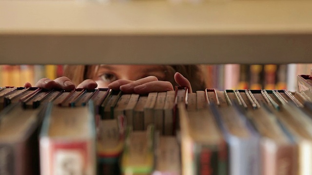 科罗拉多女孩从书架上取书/美国亚利桑那州弗拉格斯塔夫视频下载