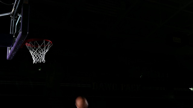 洛杉矶大学职业篮球运动员投篮在体育场/华盛顿，美国视频素材