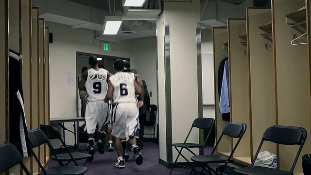 微软职业篮球队和教练在更衣室里跑去比赛/华盛顿，美国视频下载