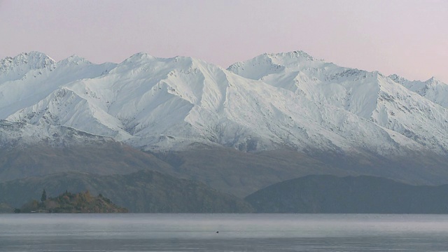 WS T/L日出时湖附近的雪山/瓦纳卡，新西兰视频素材