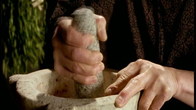 CU，人用石臼和杵，手的近处视频素材