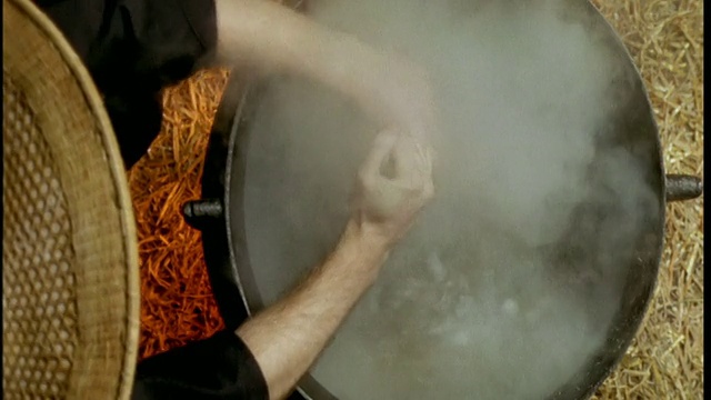 HA, CU，人在锅里拌蒸汤视频素材