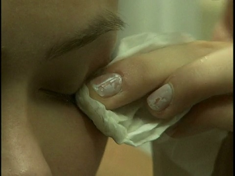年轻女子在用纸巾卸妆视频下载