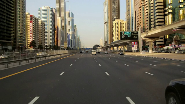 阿拉伯联合酋长国迪拜Sheikh Zayed路的T/L交通视频下载