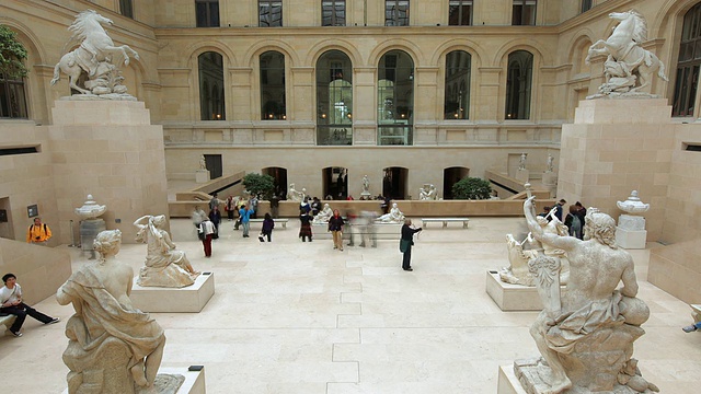 T/L游客在卢浮宫/巴黎，法兰西岛，法国观赏马尔里宫的作品视频下载