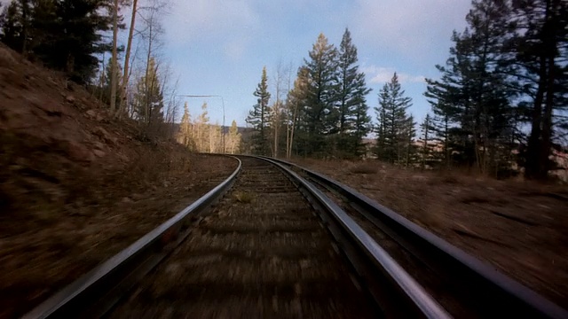 宽镜头火车轨道弯曲通过山坡/科罗拉多州，美国视频下载