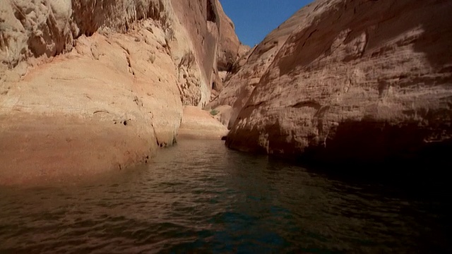 美国亚利桑那州米德湖国家游憩区，宽阔的河流流经岩石峡谷视频下载