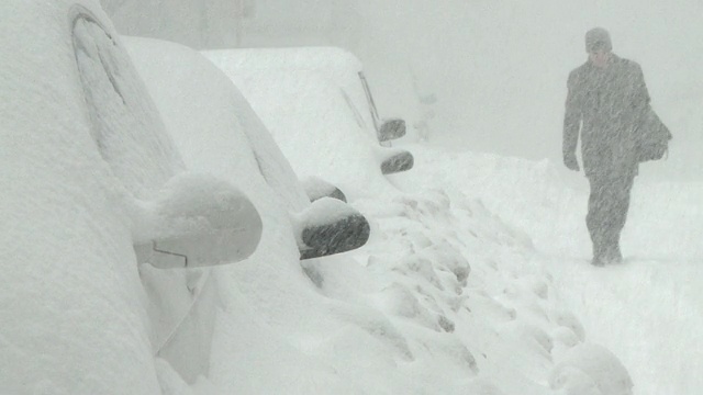 在暴风雪期间，被雪覆盖的汽车/芝加哥，伊利诺伊州，美国视频下载