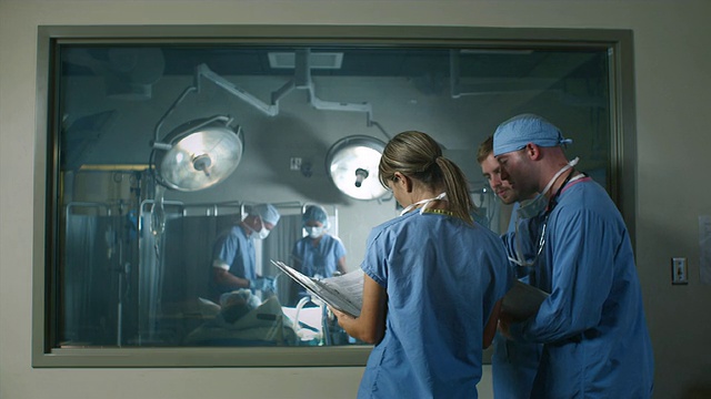 医学硕士学生观察手术并做笔记/ Edmonds，华盛顿，美国视频下载