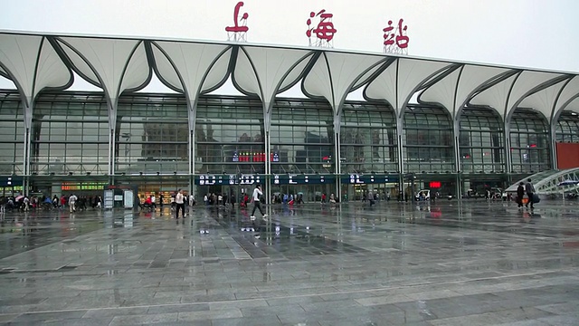 中国上海静安区，人们在上海车站前行走视频下载