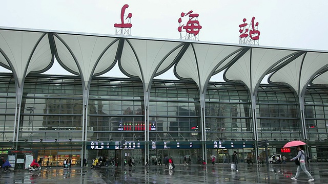 中国上海静安区，人们在上海车站前行走视频下载
