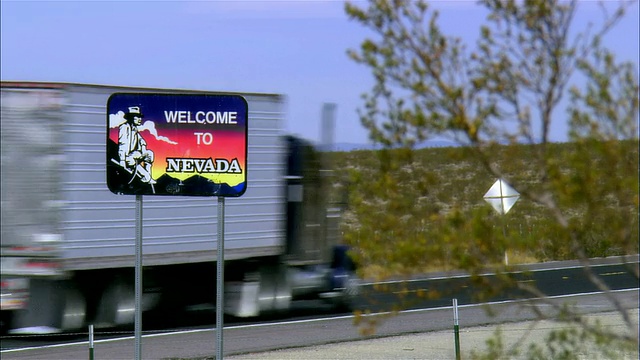 美国内华达州高速公路上的“欢迎来到内华达州”标志视频下载