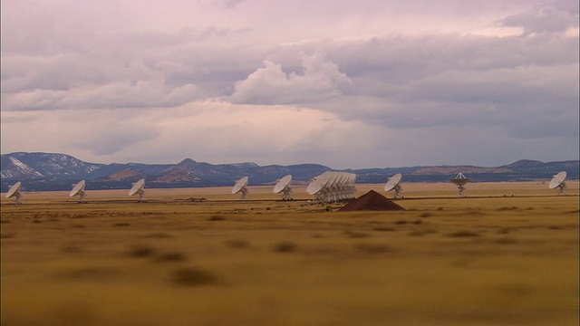 侧面POV，汽车通过沙漠，经过非常大的阵列，新墨西哥州，美国视频下载