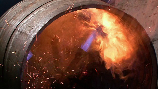 CA火炬燃烧的内部威士忌铸/高地，苏格兰，联合视频下载