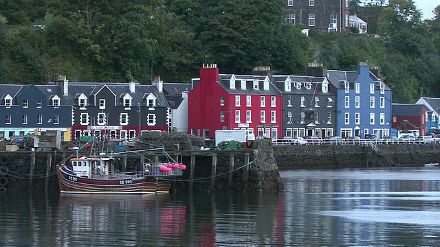 英国，苏格兰，托博莫里，水边的亮色房屋视频下载