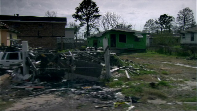 SIDE POV汽车通过被摧毁的居民区，温和，新奥尔良，路易斯安那州，美国视频素材