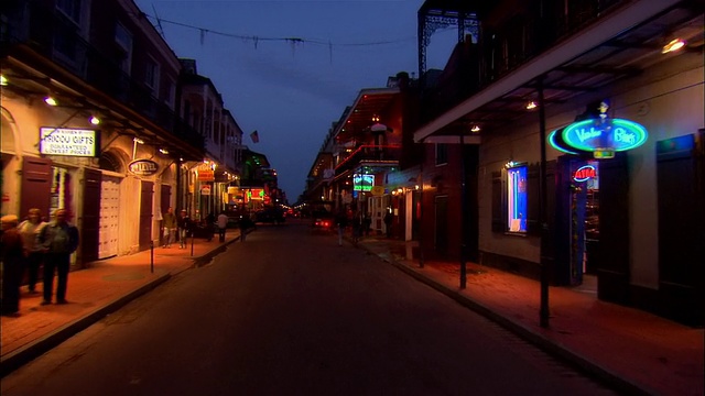 美国路易斯安那州新奥尔良市，波旁街，一辆POV车在夜间行驶视频下载