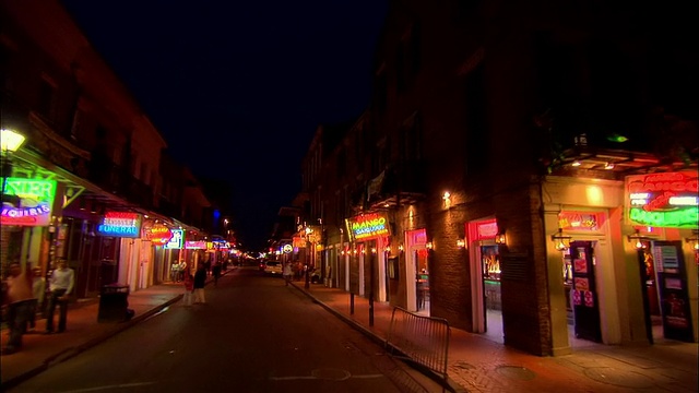 POV汽车骑在波旁街在晚上，新奥尔良，路易斯安那州，美国视频下载