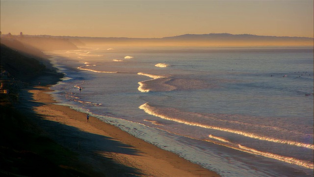 HA, WS，日落时海滩上的海浪，卡尔斯巴德海滩，加利福尼亚视频素材