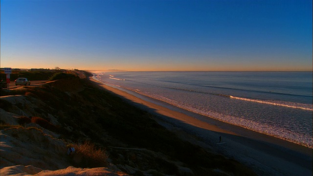 HA, WS, CS，日落时海滩上的海浪，卡尔斯巴德海滩，加利福尼亚视频素材