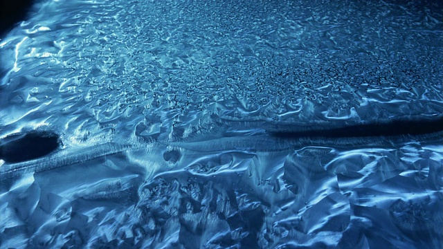冰冻在蓝色冰晶中形成视频素材