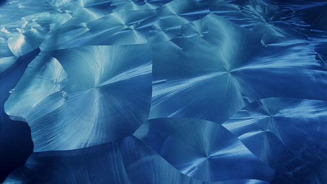 冰冻在蓝色冰晶中形成视频素材