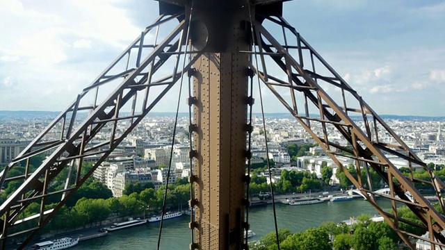 乘电梯到埃菲尔铁塔，巴黎视频素材