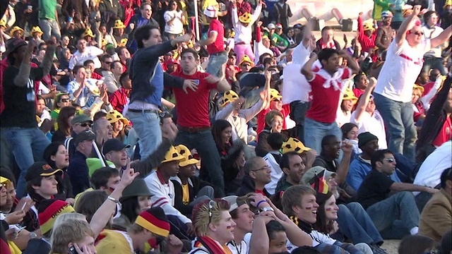 在2010年南非豪登堡世界杯上，英格兰队的支持者们在欢呼他们的球队进球视频下载