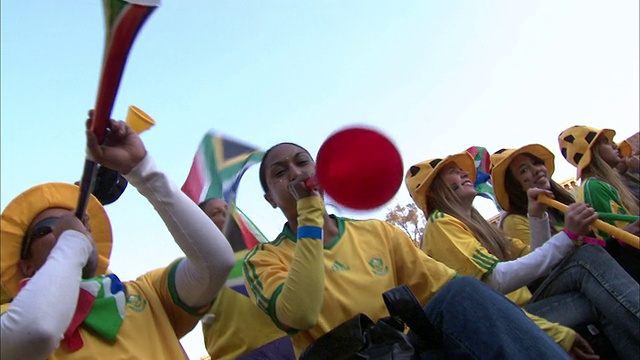 南非豪登省约翰内斯堡PAN Bafana Bafana的支持者们吹响他们的呜呜祖拉视频下载