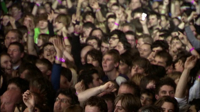 在英国伦敦的音乐会上，观众们又跳又喊视频素材