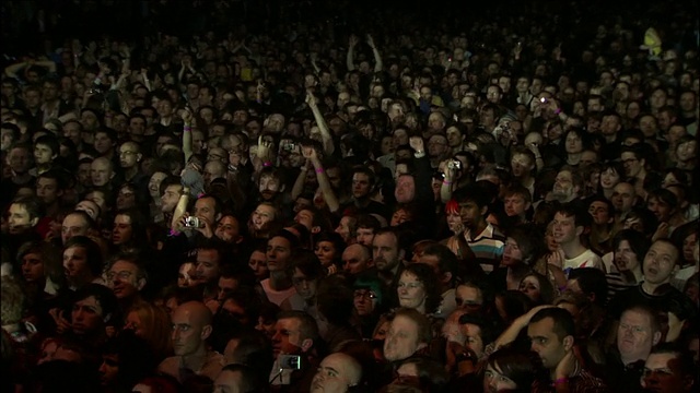 在英国伦敦的摇滚音乐会上，观众们笑得上窜下跳视频素材