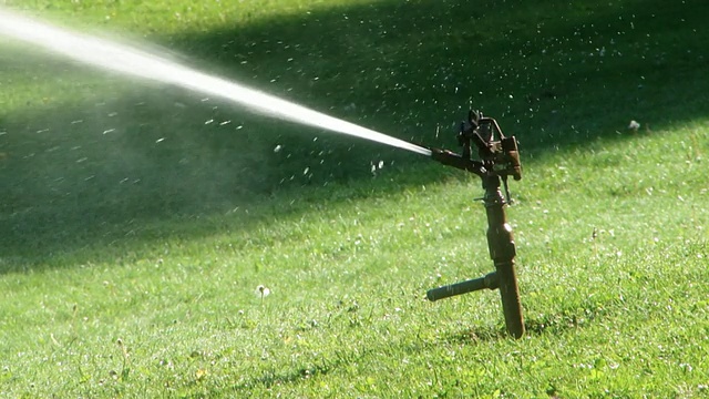 高尔夫球场草坪洒水器在行动视频下载