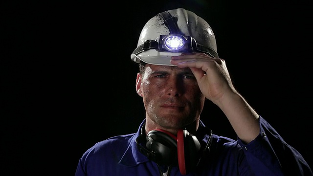 煤矿工人摘掉安全帽擦上唇的汗水视频下载