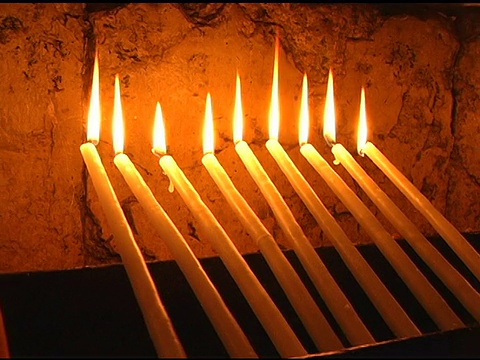 教堂里的蜡烛排成一排视频素材