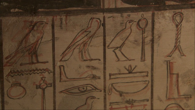 特写，泛左-壁画描绘埃及人物和象形文字视频下载