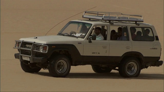 中等，左侧轨迹-两辆车正在穿越埃及的撒哈拉沙漠视频下载